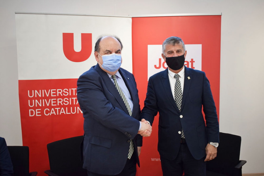 El rector de la UVic-UCC, Josep Eladi Baños, i el director general de Joviat, Jordi Vilaseca, durant la signatura del conveni