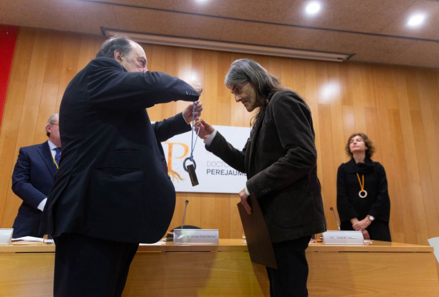 Josep Eladi Baños posant la medalla del doctorat 'honoris causa' a Perejaume 