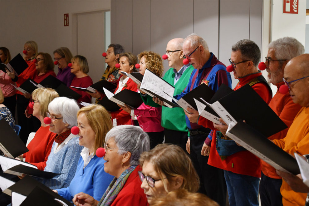 Actuació de membres del programa USènior a la Upetita