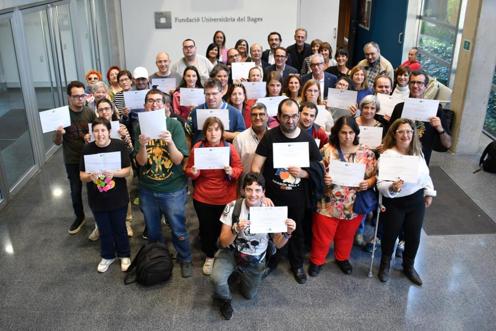 Alumnes d'UniversiMés que han recollit la beca per accedir al programa 