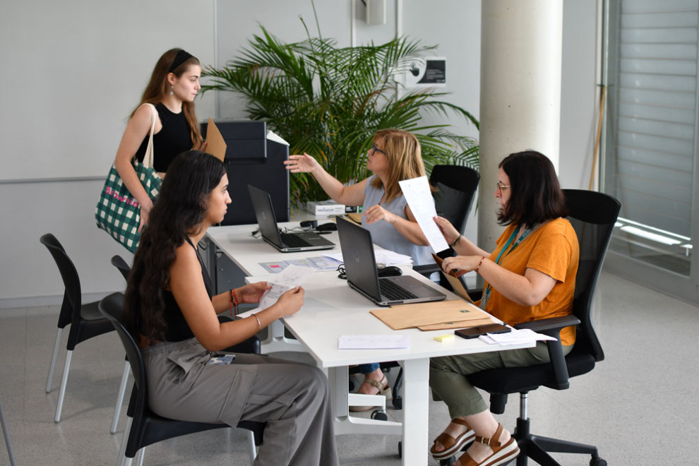 Estudiantat formalitzant la matrícula per al curs 24-25 a UManresa