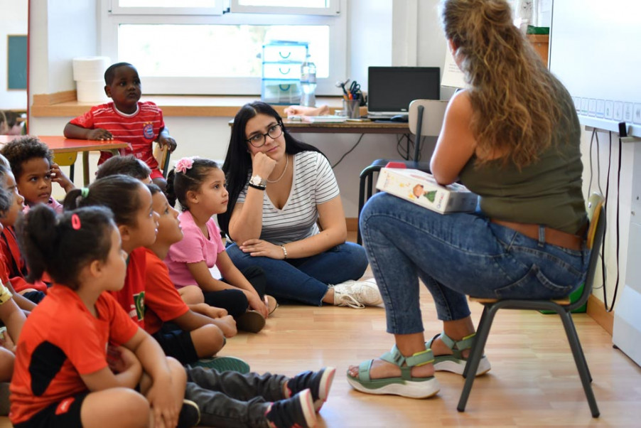 Una de les estudiants de Mestre d'UManresa a l'Institut Escola Manresa