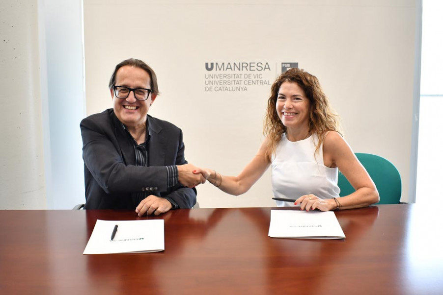Antoni Llobet i Montserrat Feliu signant el conveni que converteix Feliu Consultors en empresa Prèmium