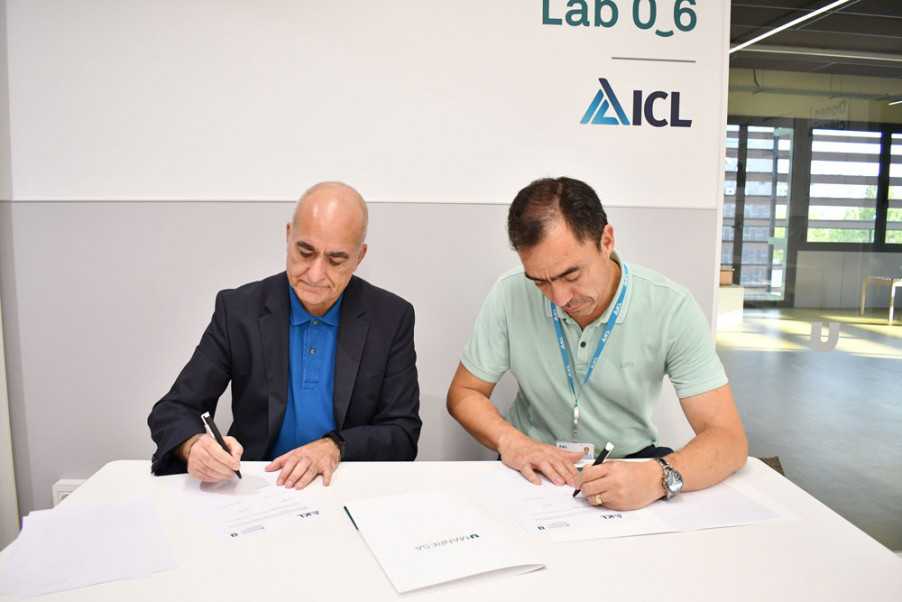 El director general de la Fundació Universitària del Bages, Valentí Martínez, i el director general d'ICL Iberia, Patricio Chacana, signant el conveni de col·laboració amb el Lab 0-6